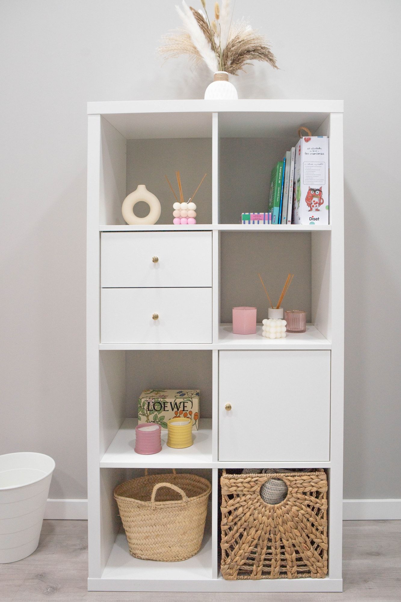 Estantería con libros en GOG Psicología, centro de psicopedagogía para niños en Boadilla del Monte.