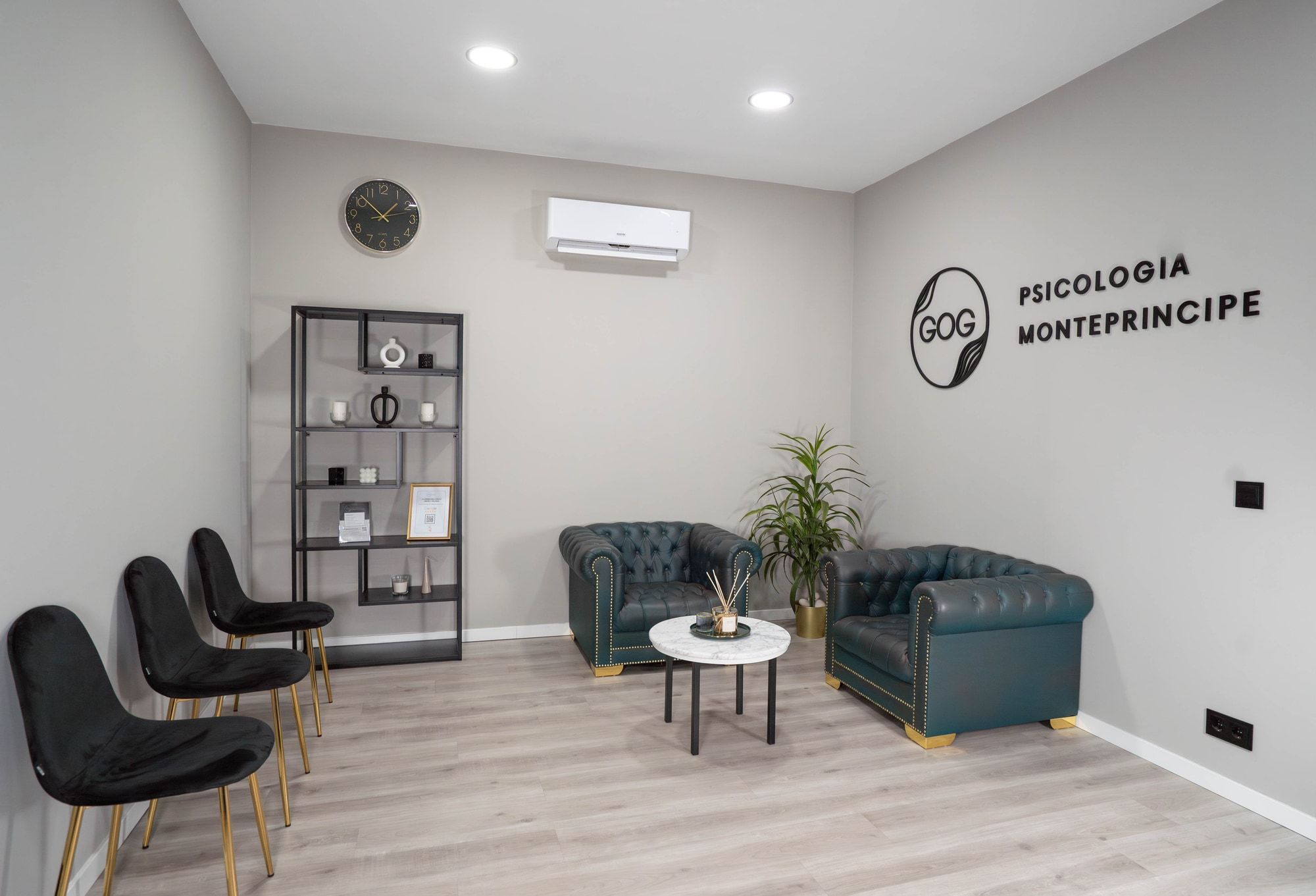 Sala de espera de GOG Psicología Montepríncipe, centro de terapia familiar en Boadilla del Monte.