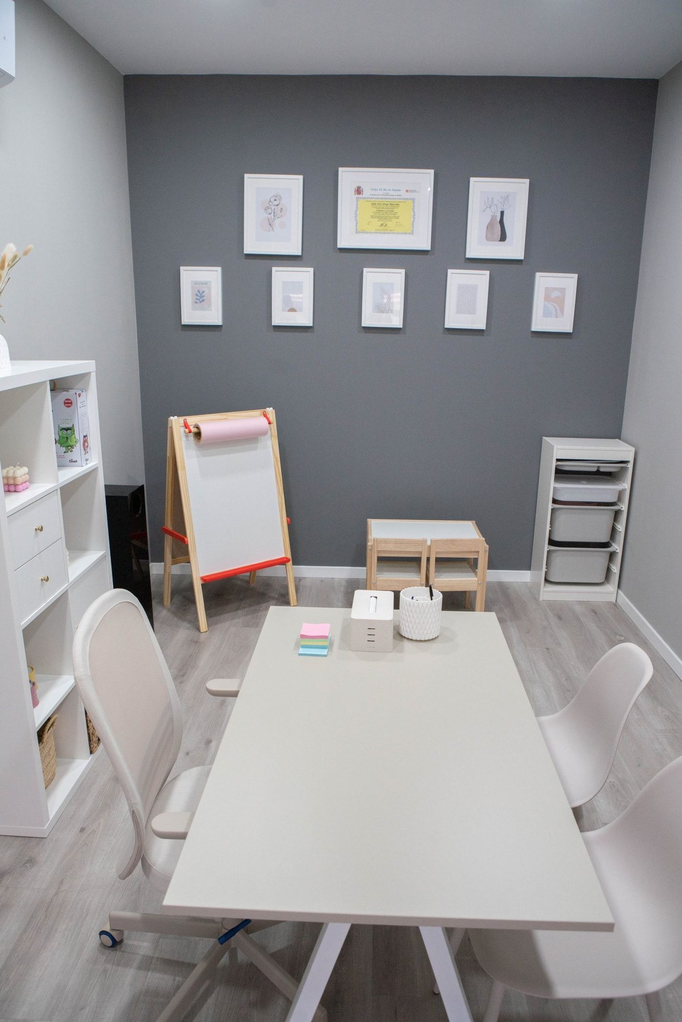 Sala de terapia infantil de GOG Psicología, en Boadilla del Monte, con pizarra y mesa pequeña.